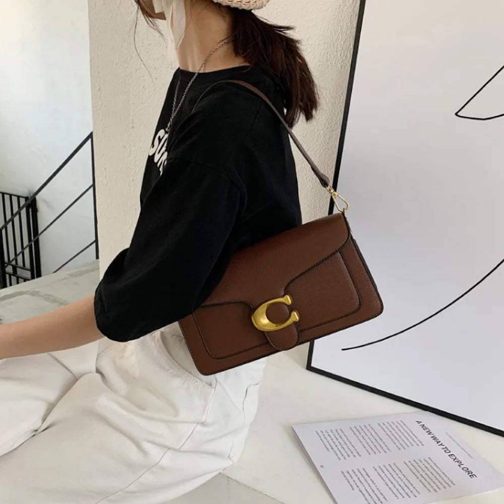 Bolso de hombro moderno de este año con dos correas para el hombro y un bolso pequeño cuadrado diagonal.