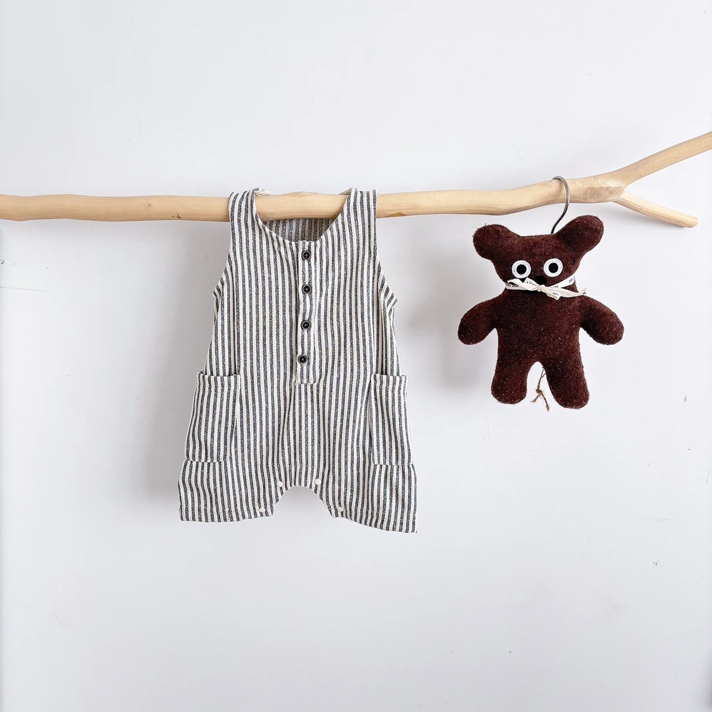 Summer Korean-style striped sleeveless jumpsuit for baby boys and girls, baby crew neck pocket jumpsuit, suitable for going out