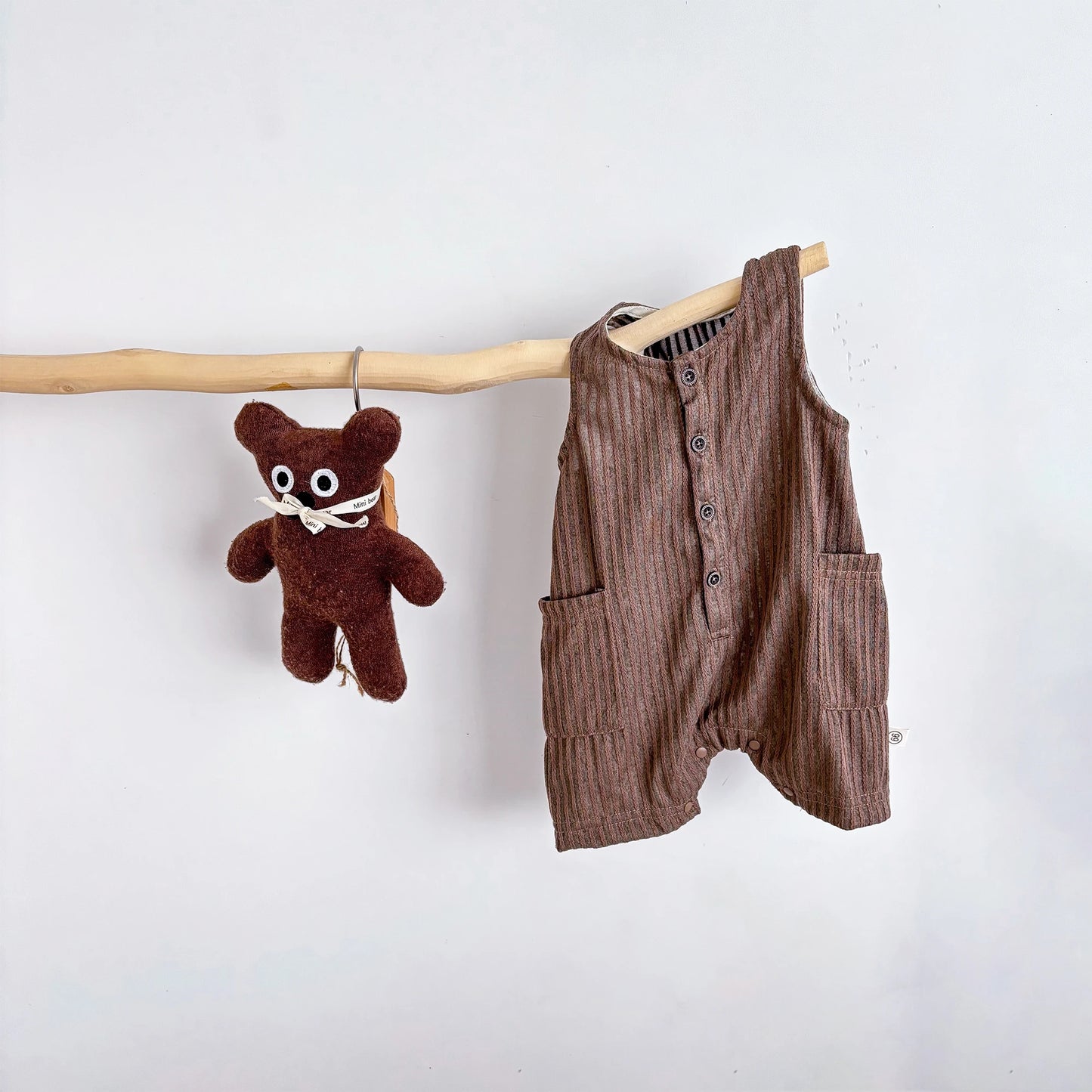 Summer Korean-style striped sleeveless jumpsuit for baby boys and girls, baby crew neck pocket jumpsuit, suitable for going out