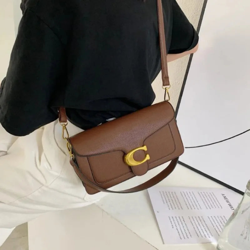 Bolso de hombro moderno de este año con dos correas para el hombro y un bolso pequeño cuadrado diagonal.