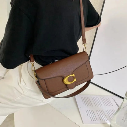 Bolso de hombro moderno de este año con dos correas para el hombro y un bolso pequeño cuadrado diagonal.
