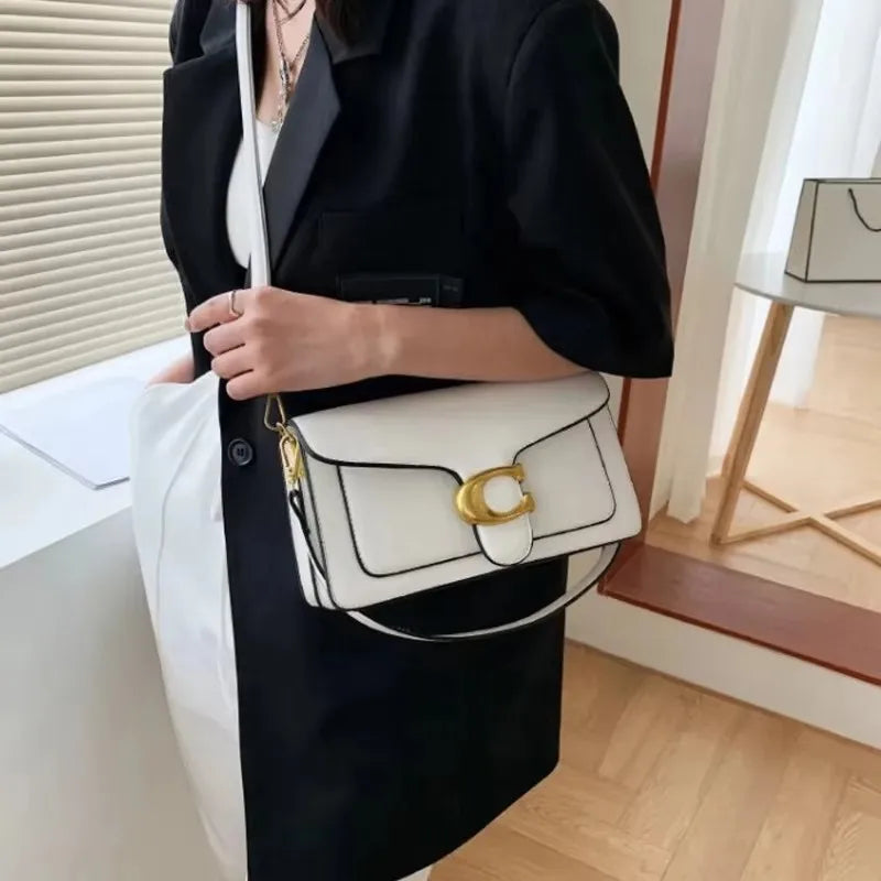 Bolso de hombro moderno de este año con dos correas para el hombro y un bolso pequeño cuadrado diagonal.