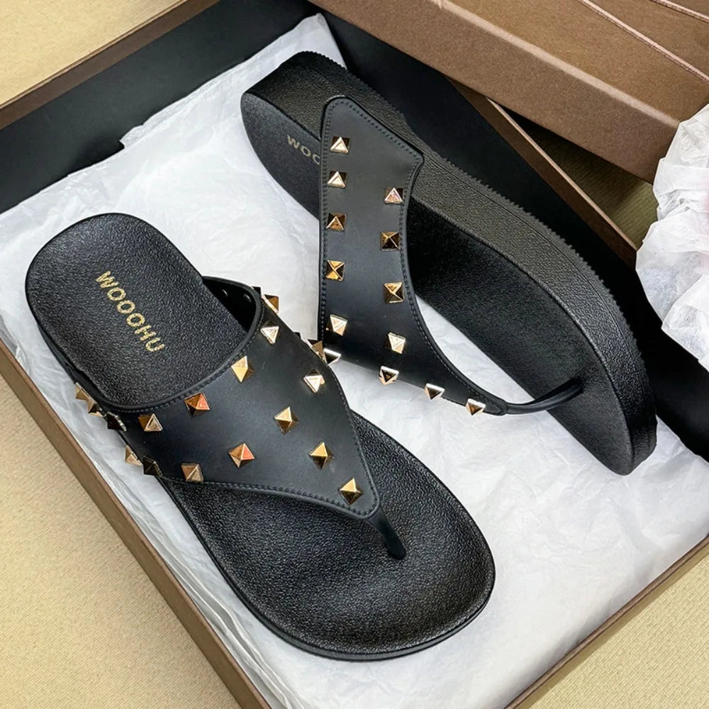 Chic Anti Slip Rivet Slippers Women Clip Toe Beachwear Platform Flip Flops Punk Shoes Flat Slides Sandals Female