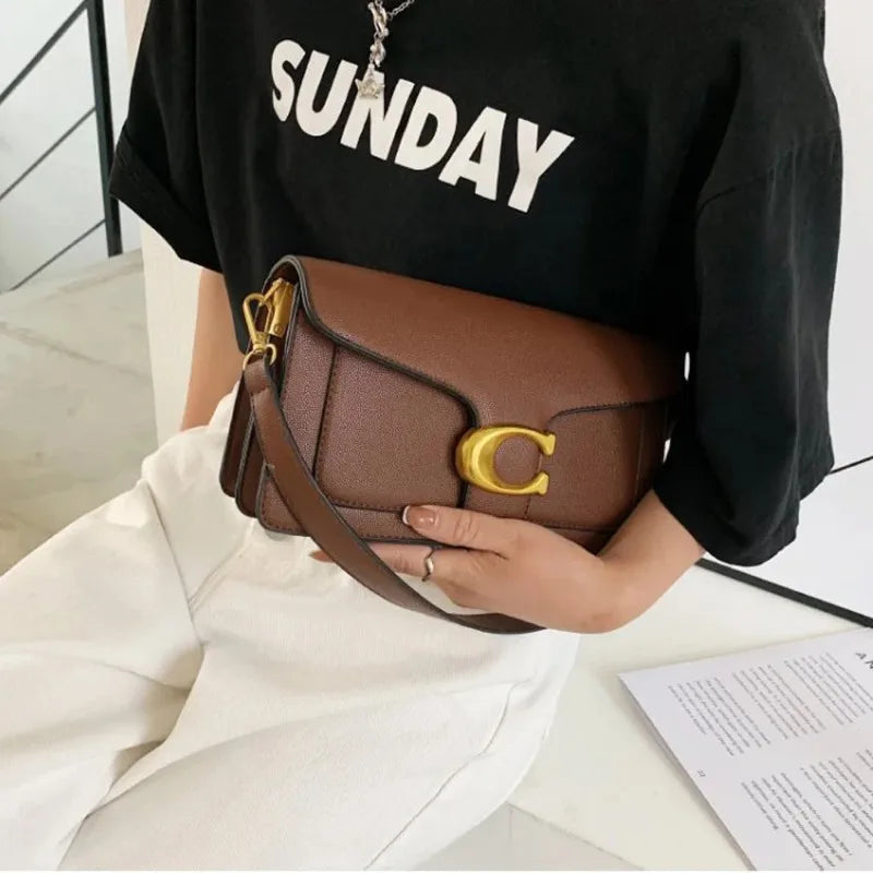 Bolso de hombro moderno de este año con dos correas para el hombro y un bolso pequeño cuadrado diagonal.