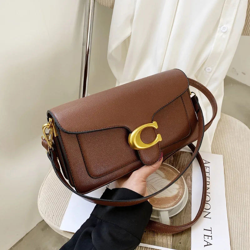 Bolso de hombro moderno de este año con dos correas para el hombro y un bolso pequeño cuadrado diagonal.