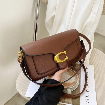Bolso de hombro moderno de este año con dos correas para el hombro y un bolso pequeño cuadrado diagonal.