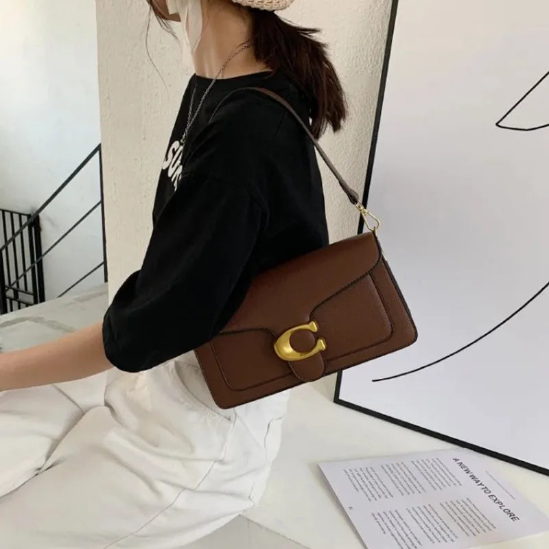 Bolso de hombro moderno de este año con dos correas para el hombro y un bolso pequeño cuadrado diagonal.