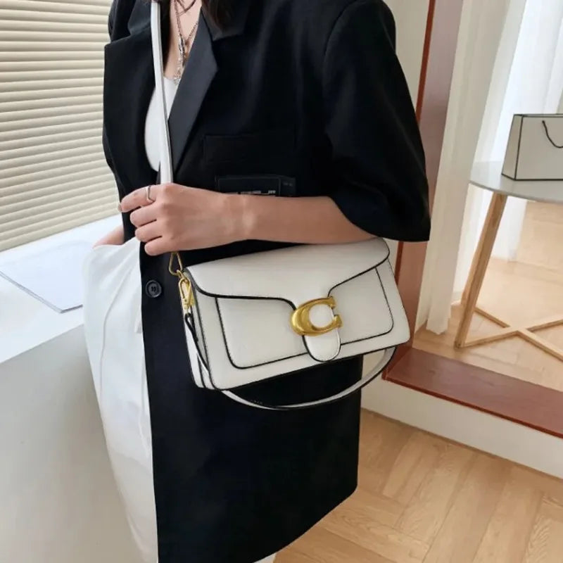Bolso de hombro moderno de este año con dos correas para el hombro y un bolso pequeño cuadrado diagonal.